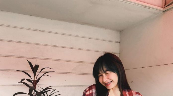 น้องฟิล์ม อัญจารี นักศึกษาวัยใส หน้าละอ่อน น้องฟิล์ม อัญจารี รักศึกษาวัยใส หน้าละอ่อน ที่มีพร้อมกับความน่ารัก