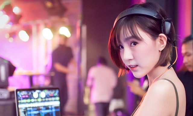 น้องอั๋น ณภัทษิชา โรจนนิลกุล พริตตี้สาวสายที่หน้าเด็ก น้องอั๋น ณภัทษิชา โรจนนิลกุล พริตตี้สาวสายที่หน้าเด็ก พกความเซ็กซี่มาเต็ม