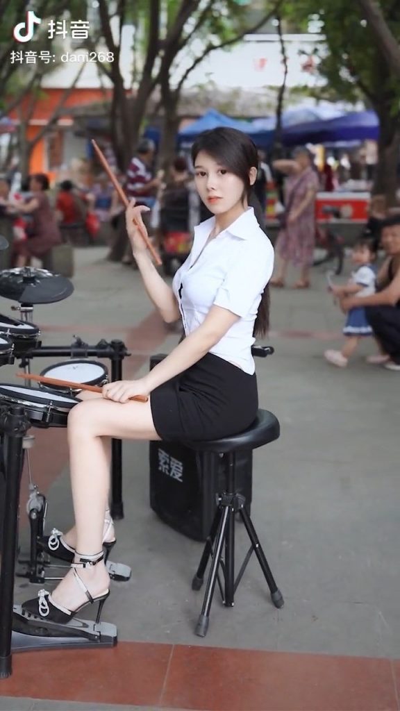 น้องต๋านิ สาวมือกลองในชุดนักศึกษา ดูแล้วใจละลาย ไม่รู้โฟกัสตรงไหนดี